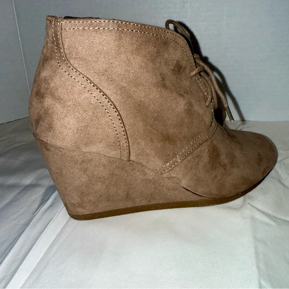 Women's Tan Taupe Faux Suede Lace-up Wedge Ankle Boots‎ Size 7